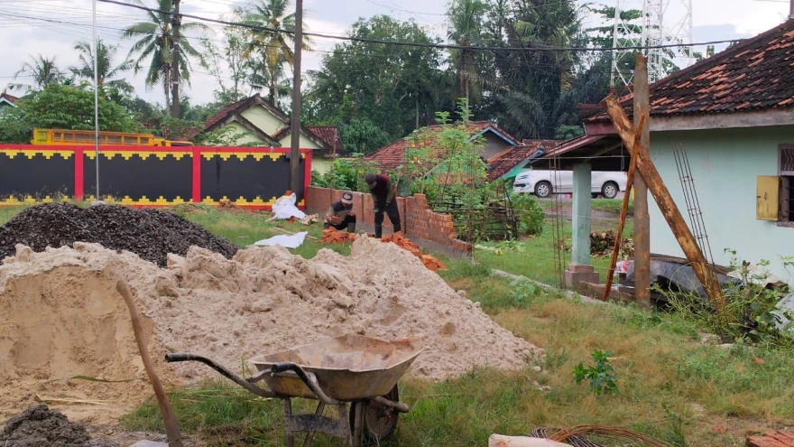 Tingkatkan Keamanan dan Estetika, Pemerintah Kampung Banjar Agung Mulai Bangun Pagar Kantor