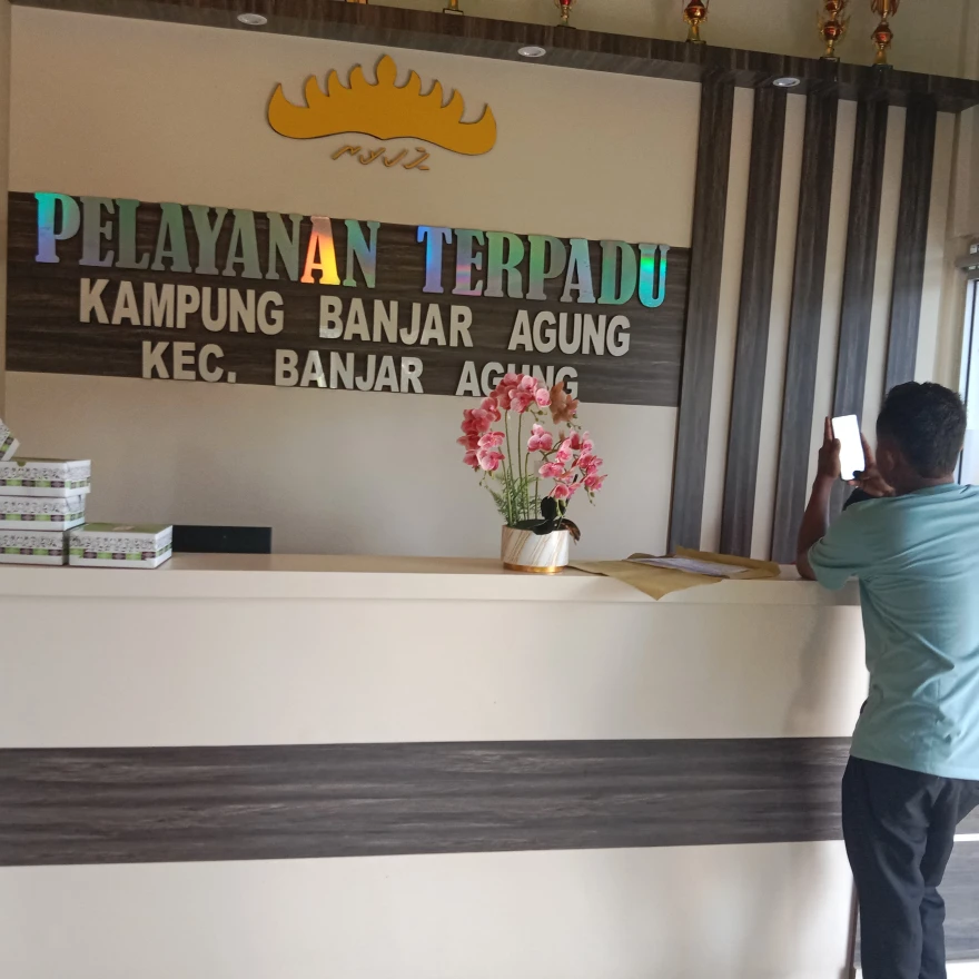 Mengutamakan Senyum dan Kecepatan: Komitmen Pelayanan Aparatur Kampung Banjar Agung untuk Warga